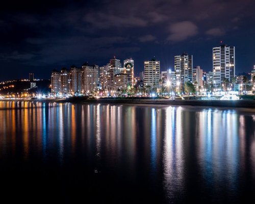 Tráfico nocturno y luces en la ciudad